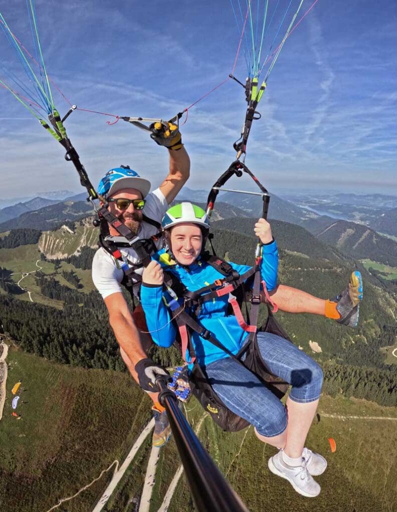 Tandem-Paragliding-Pilot im Flug