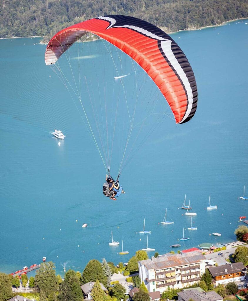 Blick über den Wolfgangsee beim Paragliding