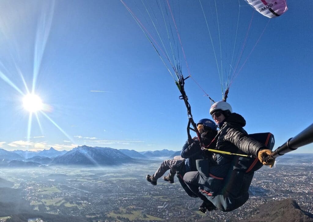 Tandem-Paragliding-Pilot in der Luft